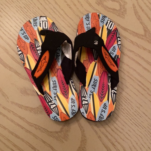 Gymboree swim trunks/rash guard with flip flops. - Picture 4 of 4